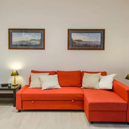 Altido Elegant House For 4, With Garden In Vakantiehuis