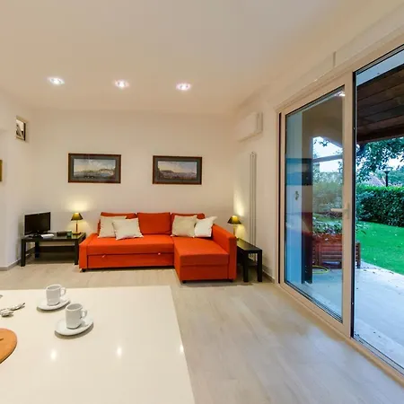 Vakantiehuis Altido Elegant House For 4, With Garden In *